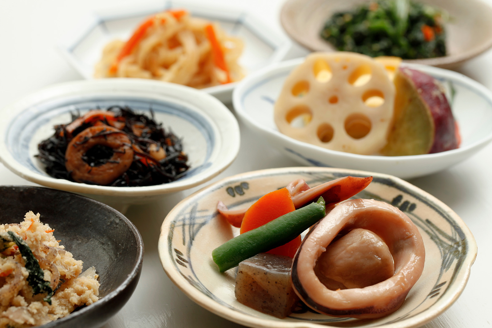 惣菜が並ぶ食卓